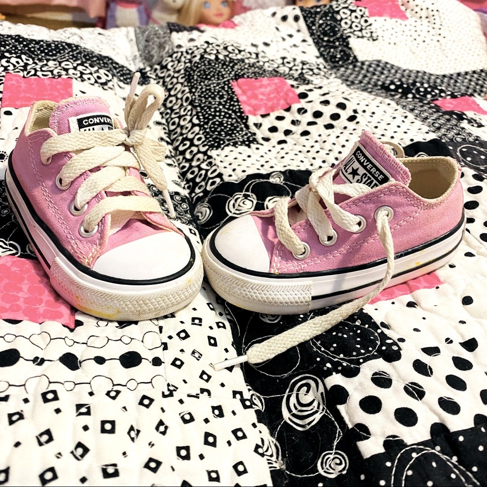 Size 4 toddler converse girl shoe!
